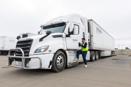  卡车司机生计受新规冲击；安全争议与经济隐忧并存。 新闻 卡车司机生计受新规冲击；安全争议与经济隐忧并存。 新闻 卡车司机生计受新规冲击；安全争议与经济隐忧并存。 新闻