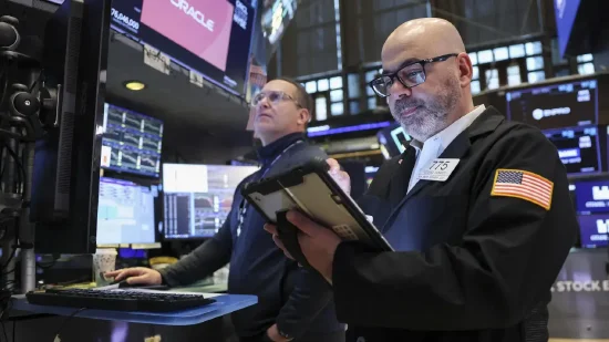  美股尾盘承压，油价高位震荡加剧通胀隐忧；地缘冲突升级影响市场预期。 股票财经 美股尾盘承压，油价高位震荡加剧通胀隐忧；地缘冲突升级影响市场预期。 股票财经