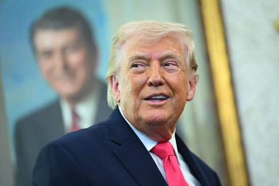 特朗普寻求伊朗谈判同时；美军精锐部队加速中东集结；能源通道安全引发全球关注。