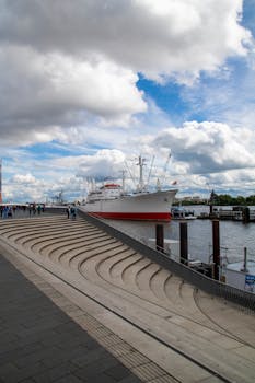 深层链接与系统边界：金融枢纽人物的隐退逻辑解析