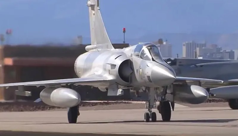  【技术深度】幻影2000-9空袭背后的战术逻辑：解析阿联酋空军对伊朗炼油厂的精准打击 新闻