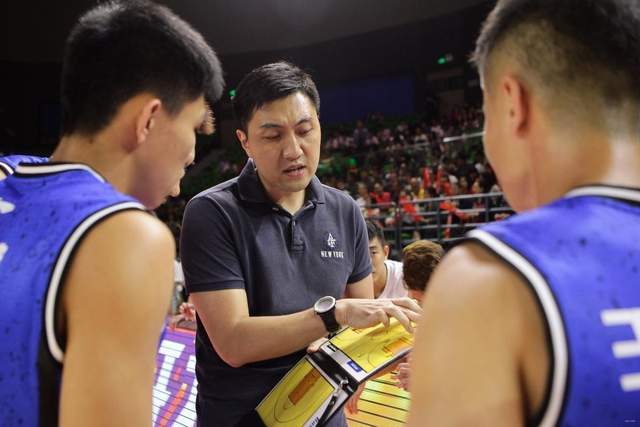  【深度复盘】冠军教头马龙为何放弃NBA？解析职业与校园篮球的人才流动密码 体育新闻