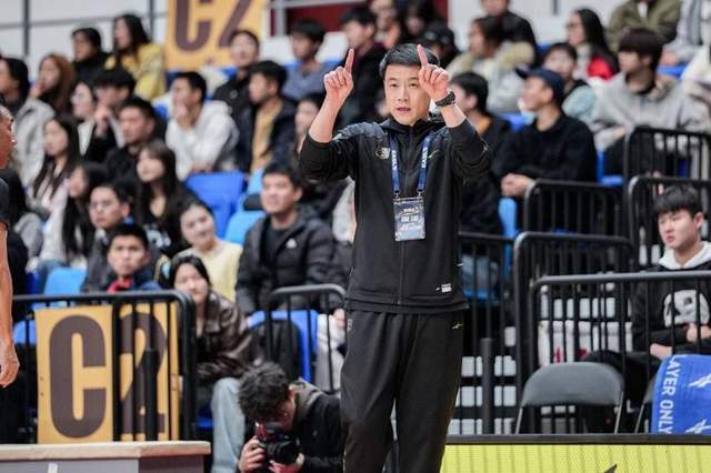  【深度复盘】冠军教头马龙为何放弃NBA？解析职业与校园篮球的人才流动密码 体育新闻