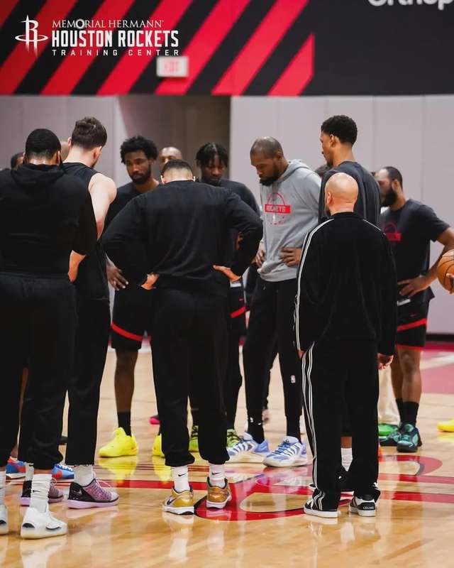  【深度复盘】8人轮换的代价：火箭伤病危机背后的战术逻辑与职业寿命管理 体育新闻