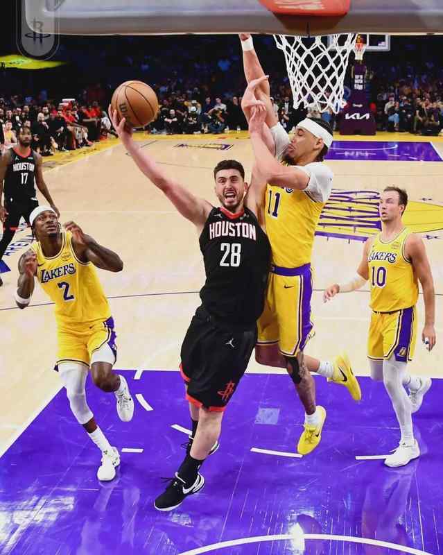  【深度复盘】8人轮换的代价：火箭伤病危机背后的战术逻辑与职业寿命管理 体育新闻